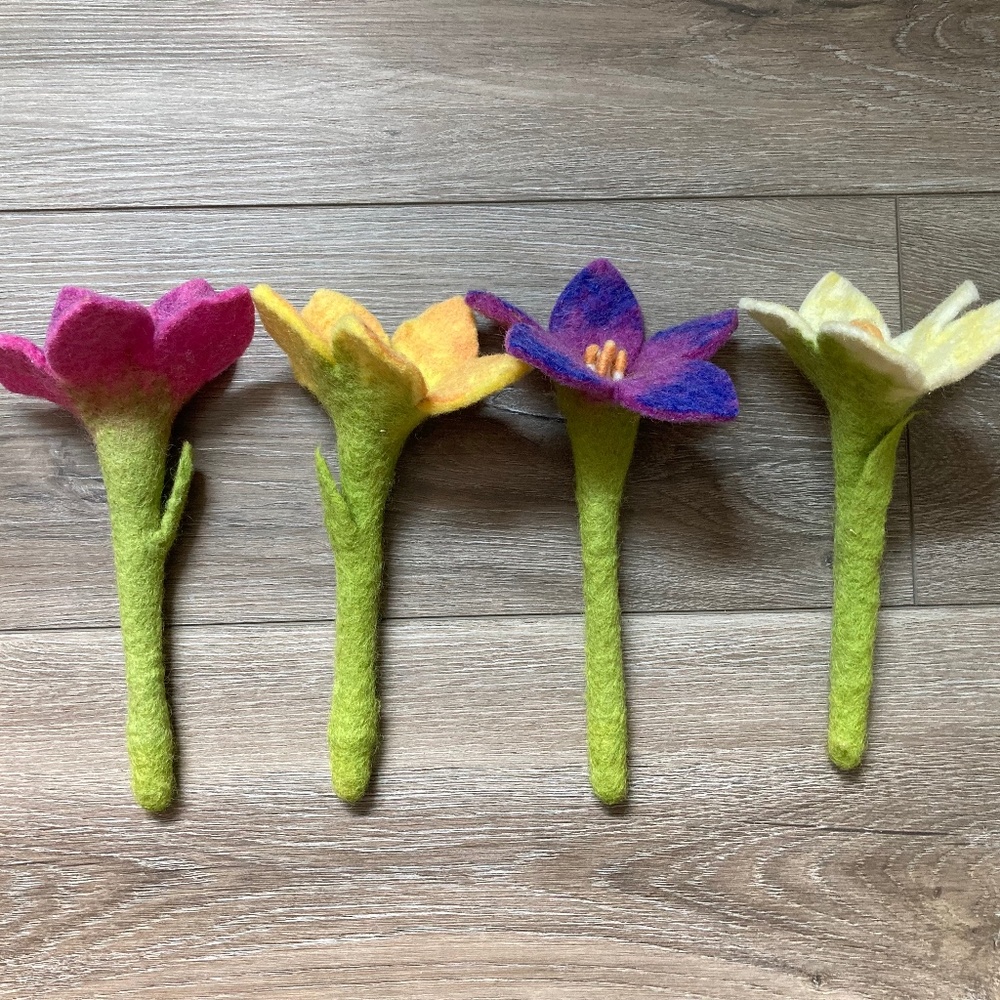 4 Lovevery Felt Flowers